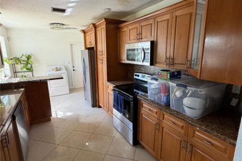 House in Miami, Florida 3 bedrooms, 130.81 sq.m. № 2030562 - photo 13