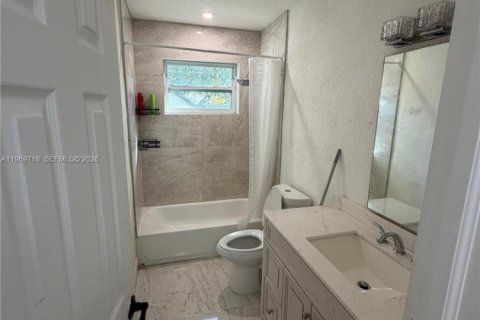 House in Miami, Florida 3 bedrooms, 130.81 sq.m. № 2030562 - photo 8