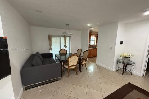 House in Miami, Florida 3 bedrooms, 130.81 sq.m. № 2030562 - photo 11