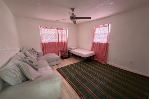 House in Miami, Florida 3 bedrooms, 130.81 sq.m. № 2030562 - photo 6