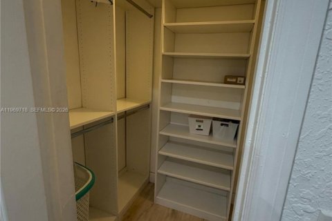 House in Miami, Florida 3 bedrooms, 130.81 sq.m. № 2030562 - photo 4