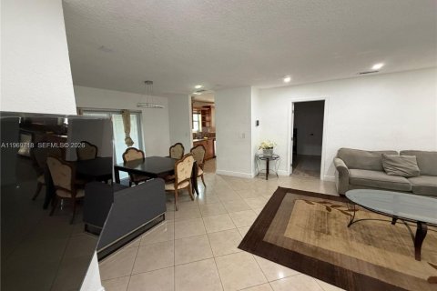 House in Miami, Florida 3 bedrooms, 130.81 sq.m. № 2030562 - photo 10