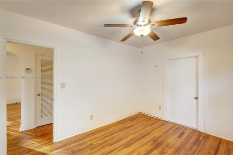 House in Hollywood, Florida 2 bedrooms, 219.9 sq.m. № 1997805 - photo 23