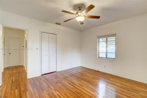 House in Hollywood, Florida 2 bedrooms, 219.9 sq.m. № 1997805 - photo 27