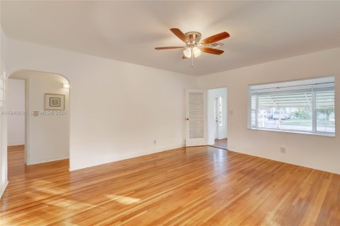 House in Hollywood, Florida 2 bedrooms, 219.9 sq.m. № 1997805 - photo 11