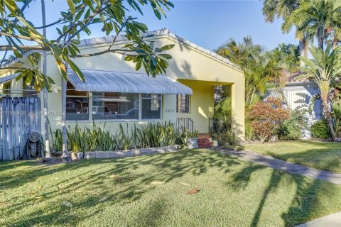 House in Hollywood, Florida 2 bedrooms, 219.9 sq.m. № 1997805 - photo 2