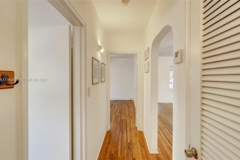 House in Hollywood, Florida 2 bedrooms, 219.9 sq.m. № 1997805 - photo 20