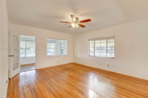 House in Hollywood, Florida 2 bedrooms, 219.9 sq.m. № 1997805 - photo 10