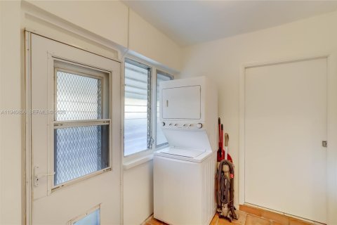 House in Hollywood, Florida 2 bedrooms, 219.9 sq.m. № 1997805 - photo 17