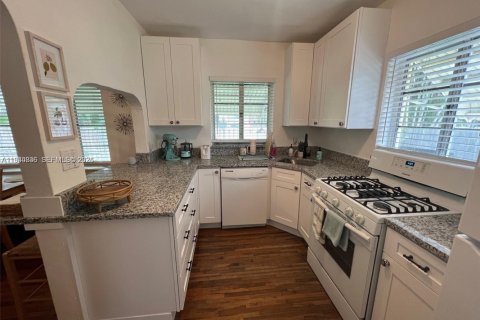 House in Hollywood, Florida 2 bedrooms, 219.9 sq.m. № 1997805 - photo 12