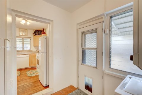 House in Hollywood, Florida 2 bedrooms, 219.9 sq.m. № 1997805 - photo 18