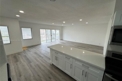 Condo in Hallandale Beach, Florida, 2 bedrooms  № 1745790 - photo 10
