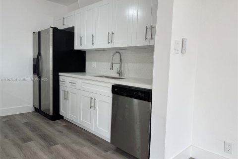 Condo in Hallandale Beach, Florida, 2 bedrooms  № 1745790 - photo 8
