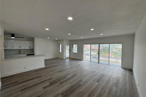 Condo in Hallandale Beach, Florida, 2 bedrooms  № 1745790 - photo 3