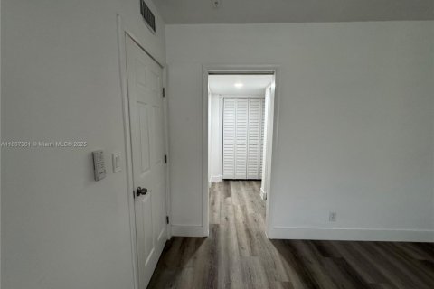 Condo in Hallandale Beach, Florida, 2 bedrooms  № 1745790 - photo 23