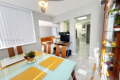 Copropriété à vendre à North Miami Beach, Floride: 2 chambres, 112.69 m2 № 1864169 - photo 1