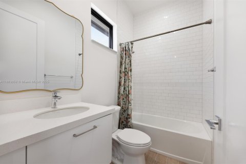 Villa ou maison à vendre à Doral, Floride: 4 chambres, 223.89 m2 № 1933201 - photo 17