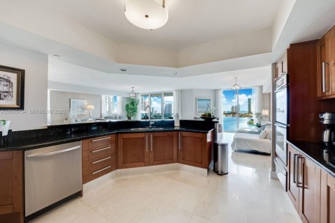 Copropriété à louer à Aventura, Floride: 4 chambres, 328.22 m2 № 2385306 - photo 8
