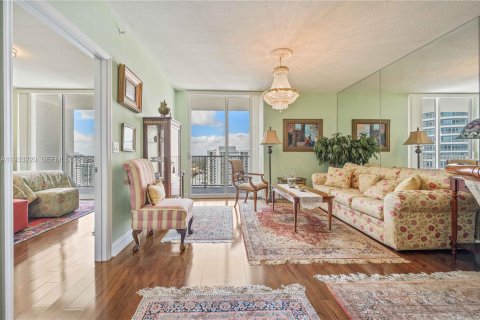 Condominio en alquiler en Miami, Florida, 1 dormitorio, 75.62 m2 № 1991161 - foto 2