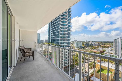 Condominio en alquiler en Miami, Florida, 1 dormitorio, 75.62 m2 № 1991161 - foto 1