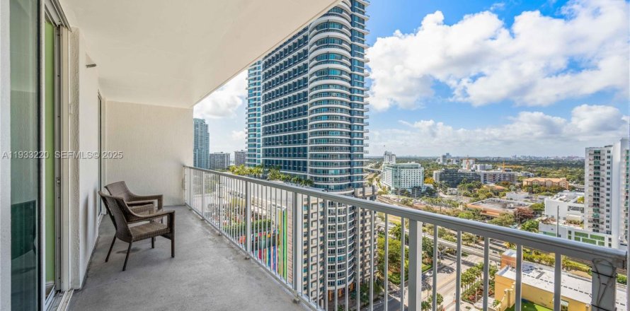 Condominio en Miami, Florida, 1 dormitorio  № 1991161