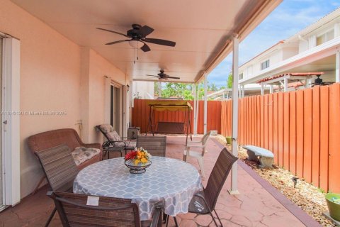Townhouse in Hialeah, Florida 3 bedrooms, 172.8 sq.m. № 1847621 - photo 16
