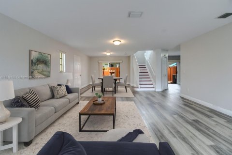 Townhouse in Hialeah, Florida 3 bedrooms, 172.8 sq.m. № 1847621 - photo 2