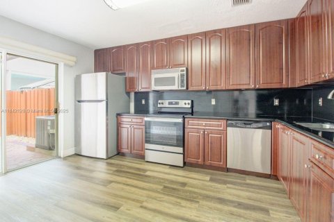 Townhouse in Hialeah, Florida 3 bedrooms, 172.8 sq.m. № 1847621 - photo 4