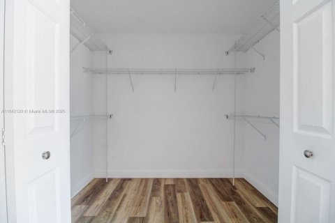 Townhouse in Hialeah, Florida 3 bedrooms, 172.8 sq.m. № 1847621 - photo 8