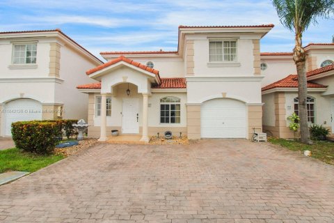 Townhouse in Hialeah, Florida 3 bedrooms, 172.8 sq.m. № 1847621 - photo 1