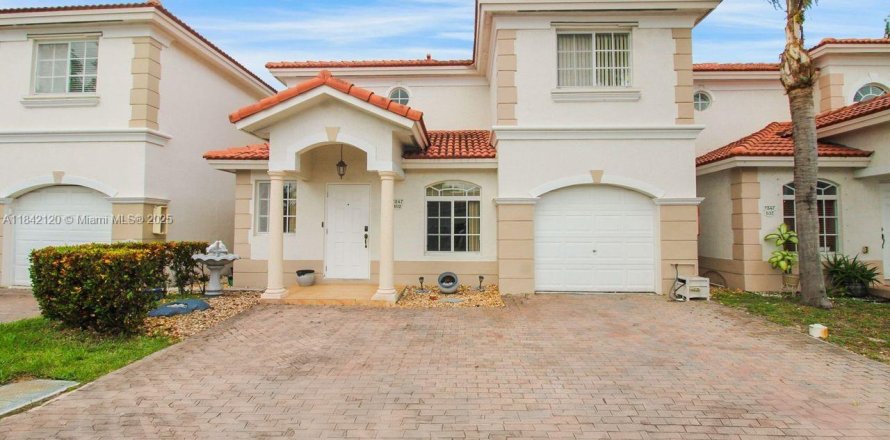 Townhouse in Hialeah, Florida 3 bedrooms, 172.8 sq.m. № 1847621