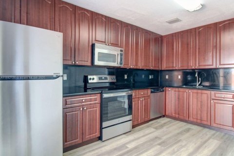 Townhouse in Hialeah, Florida 3 bedrooms, 172.8 sq.m. № 1847621 - photo 5