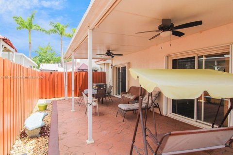 Townhouse in Hialeah, Florida 3 bedrooms, 172.8 sq.m. № 1847621 - photo 15