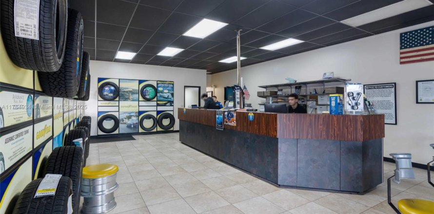 Propiedad comercial en Homestead, Florida № 2029458