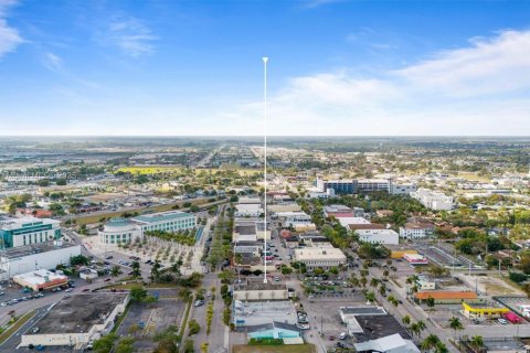 Propiedad comercial en venta en Homestead, Florida № 2029458 - foto 12