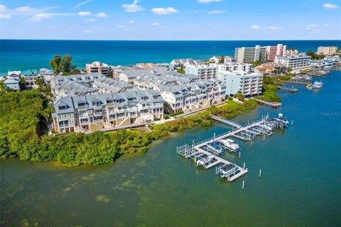 Adosado en venta en Indian Shores, Florida, 4 dormitorios, 207.73 m2 № 1530383 - foto 1
