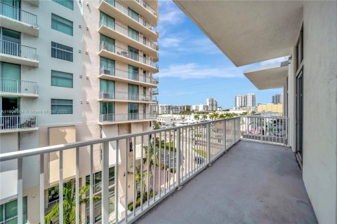 Copropriété à louer à Hollywood, Floride: 1 chambre, 68.56 m2 № 1965210 - photo 7