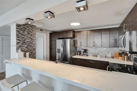 Condo in Bay Harbor Islands, Florida, 2 bedrooms  № 1942426 - photo 27