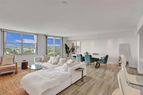 Condo in Bay Harbor Islands, Florida, 2 bedrooms  № 1942426 - photo 24