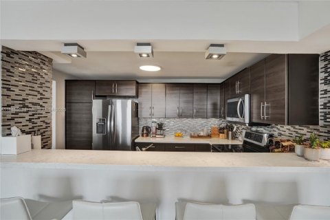 Condo in Bay Harbor Islands, Florida, 2 bedrooms  № 1942426 - photo 26