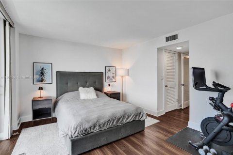 Condo in Bay Harbor Islands, Florida, 2 bedrooms  № 1942426 - photo 15