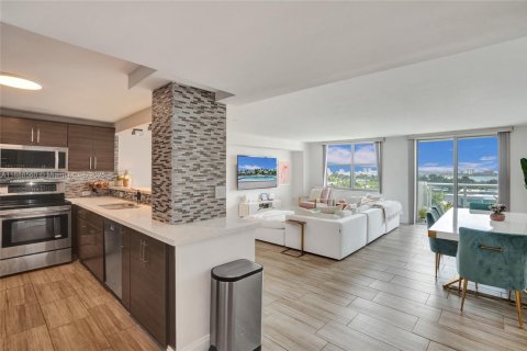 Condo in Bay Harbor Islands, Florida, 2 bedrooms  № 1942426 - photo 19