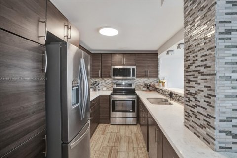 Condo in Bay Harbor Islands, Florida, 2 bedrooms  № 1942426 - photo 30