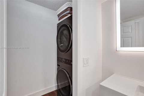 Condo in Bay Harbor Islands, Florida, 2 bedrooms  № 1942426 - photo 11