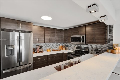 Condo in Bay Harbor Islands, Florida, 2 bedrooms  № 1942426 - photo 28