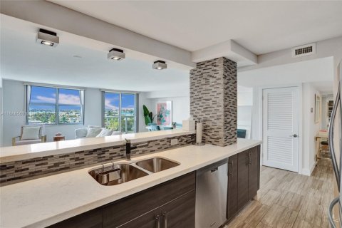 Condo in Bay Harbor Islands, Florida, 2 bedrooms  № 1942426 - photo 29