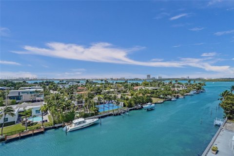 Condo in Bay Harbor Islands, Florida, 2 bedrooms  № 1942426 - photo 1