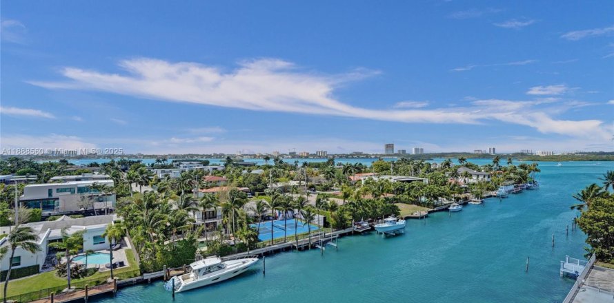 Condo in Bay Harbor Islands, Florida, 2 bedrooms  № 1942426