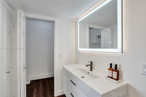 Condo in Bay Harbor Islands, Florida, 2 bedrooms  № 1942426 - photo 10