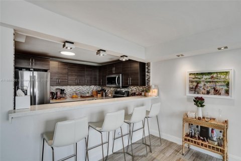 Condo in Bay Harbor Islands, Florida, 2 bedrooms  № 1942426 - photo 25